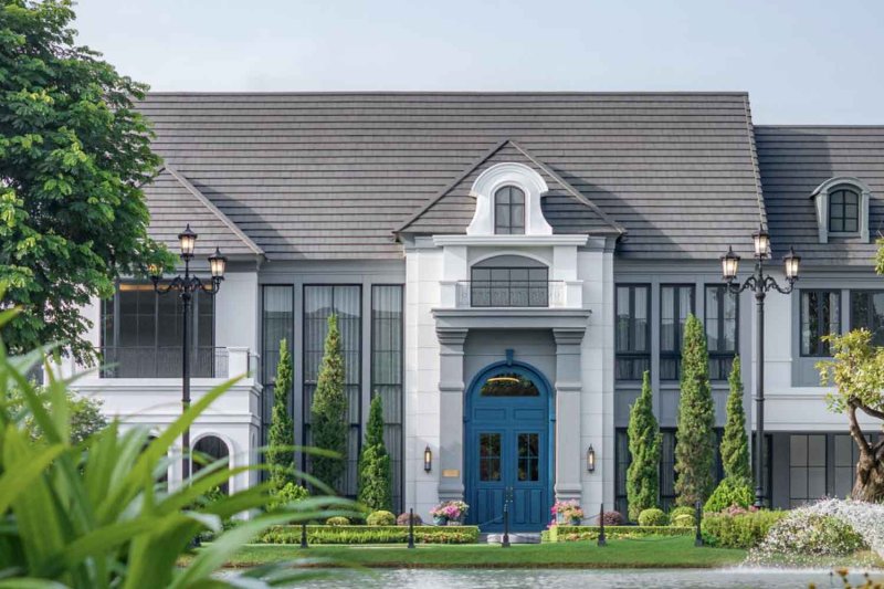 Narasiri Victoire Krungthep Kreetha features single detached houses priced between 65-120 million baht.